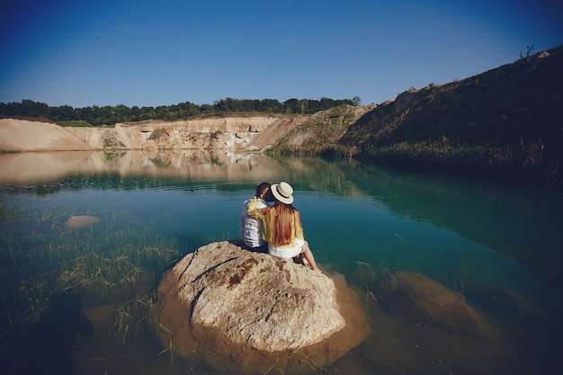 Pareja cerca de agua azul