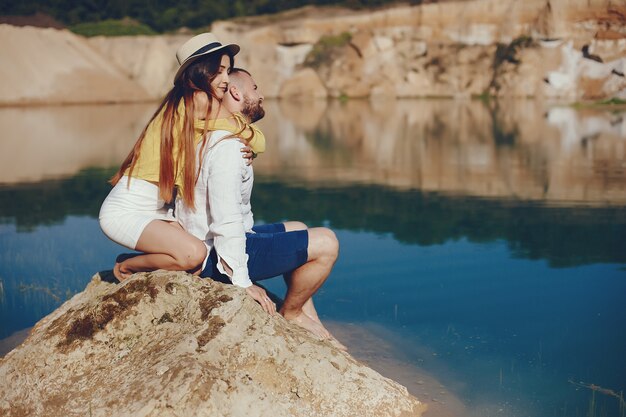 Pareja cerca de agua azul