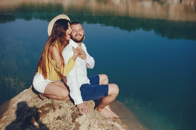 Pareja cerca de agua azul