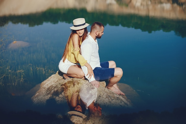 Pareja cerca de agua azul