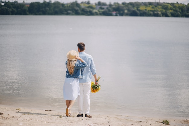 pareja cerca del agua