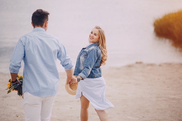 pareja cerca del agua