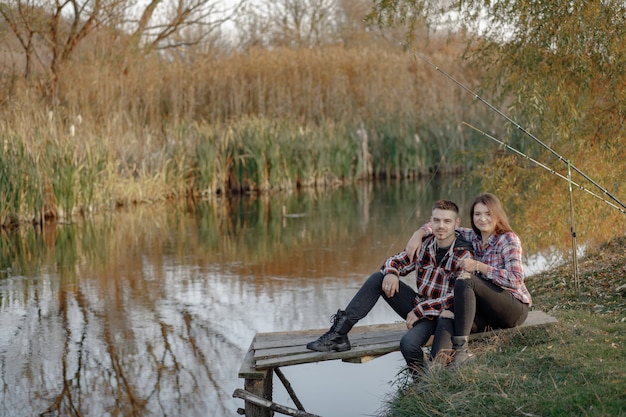 Pareja cerca del río en una mañana de pesca