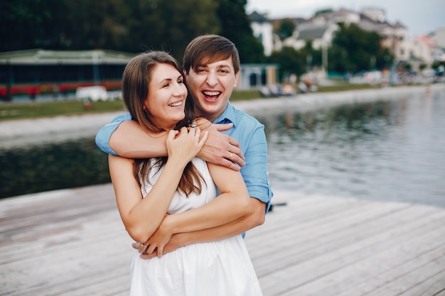 Foto gratuita pareja cerca de rio