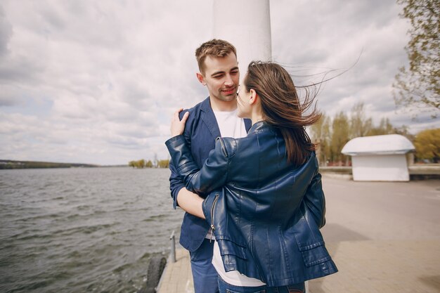 pareja cerca del río