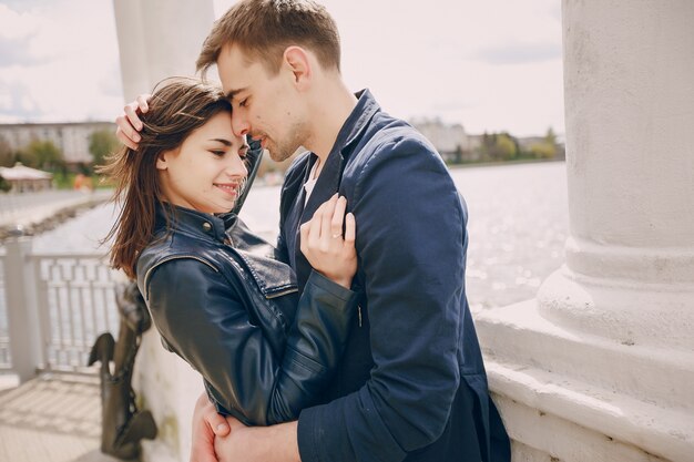 pareja cerca del río