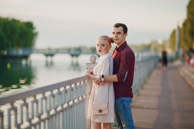 pareja cerca del río