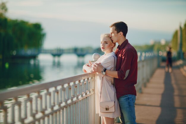 pareja cerca del río