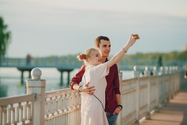 pareja cerca del río