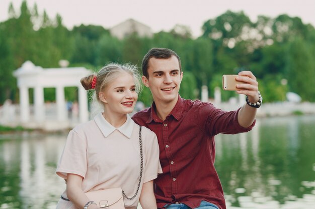 pareja cerca del río