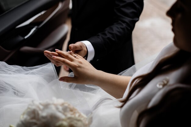 Pareja en la ceremonia de boda en la iglesia