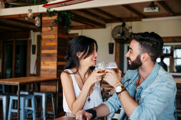 Pareja con cerveza