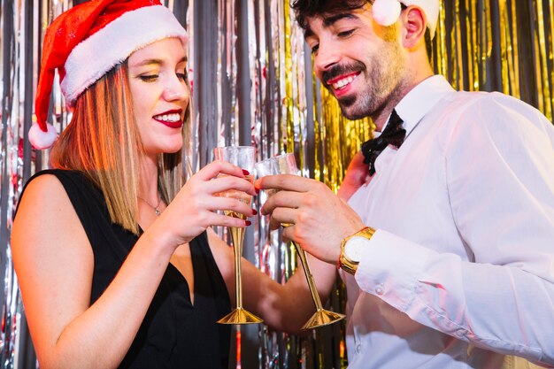 Pareja con champán en celebración de año nuevo