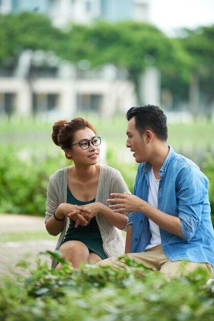 Pareja chateando en el parque