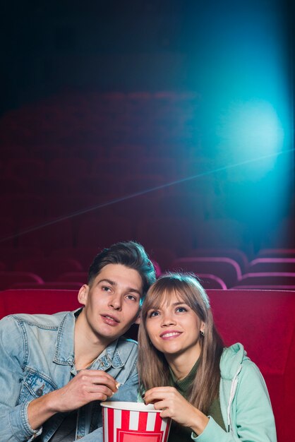 Foto gratuita pareja en el cine