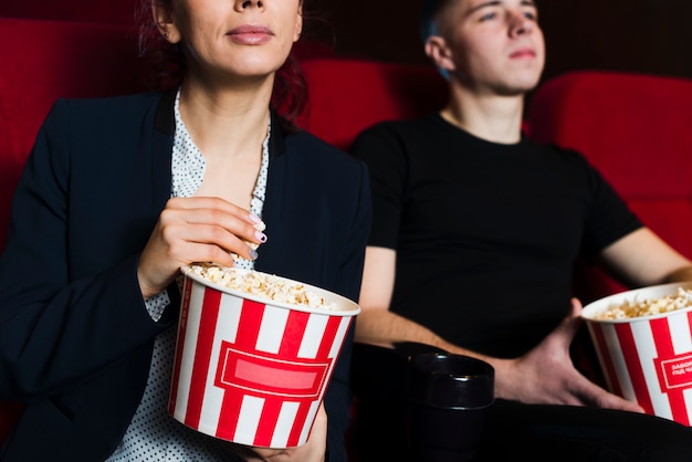 Foto gratuita pareja en el cine