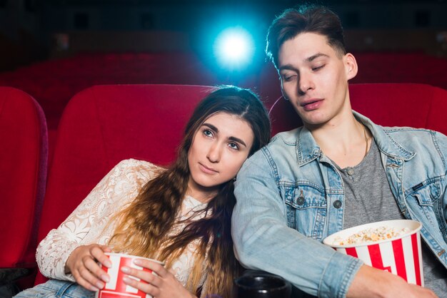 Pareja en el cine