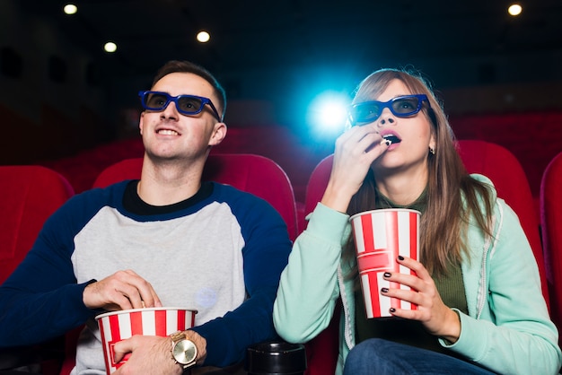 Pareja en el cine