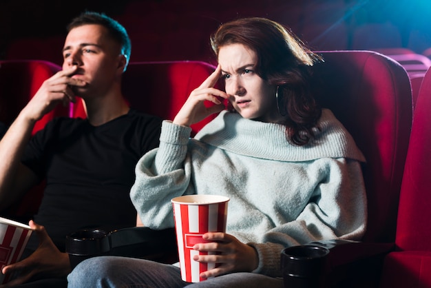 Foto gratuita pareja en el cine