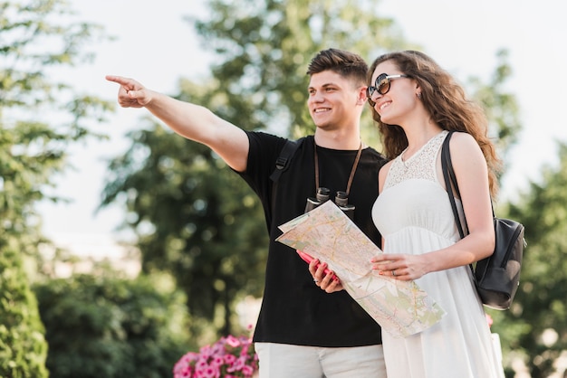 Pareja con ciudad de exploración con mapa