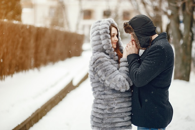 Pareja en una ciudad de invierno