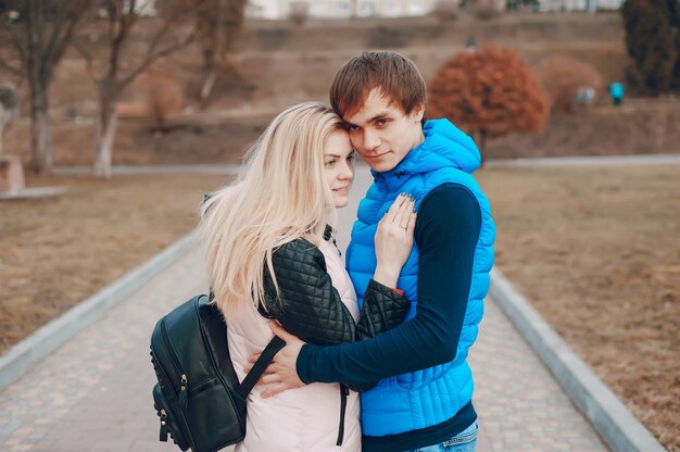 pareja en una ciudad