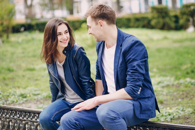 pareja en una ciudad