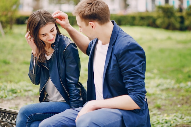 pareja en una ciudad