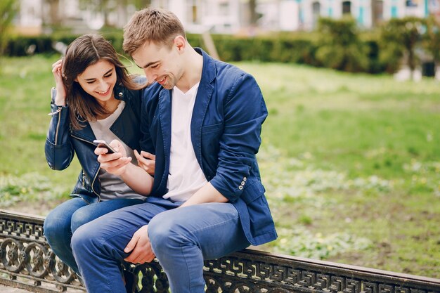 pareja en una ciudad