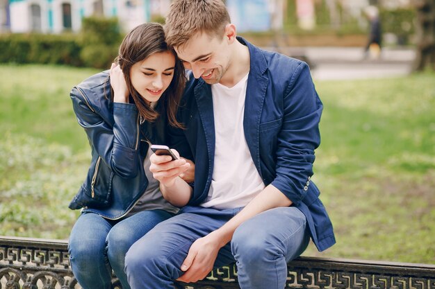 pareja en una ciudad