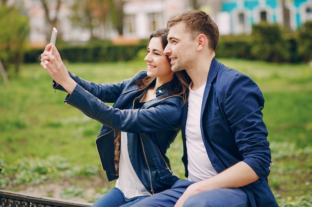 pareja en una ciudad