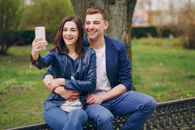 pareja en una ciudad