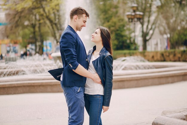 pareja en una ciudad