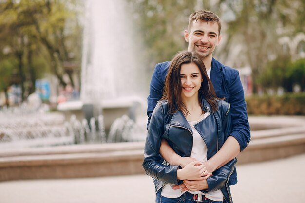 pareja en una ciudad