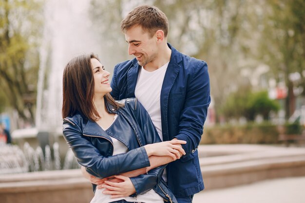 pareja en una ciudad