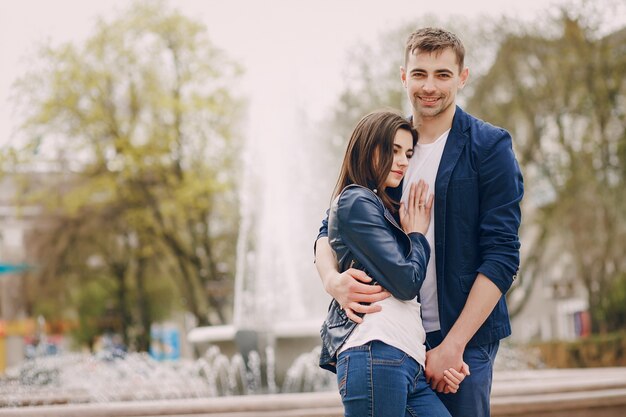 pareja en una ciudad