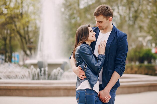 pareja en una ciudad