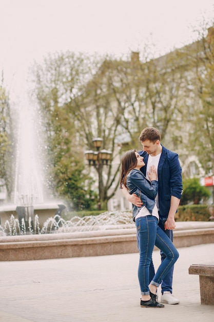 pareja en una ciudad