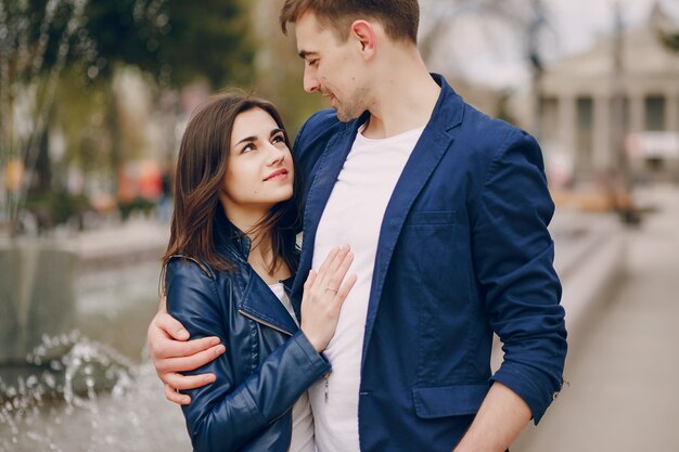 pareja en una ciudad