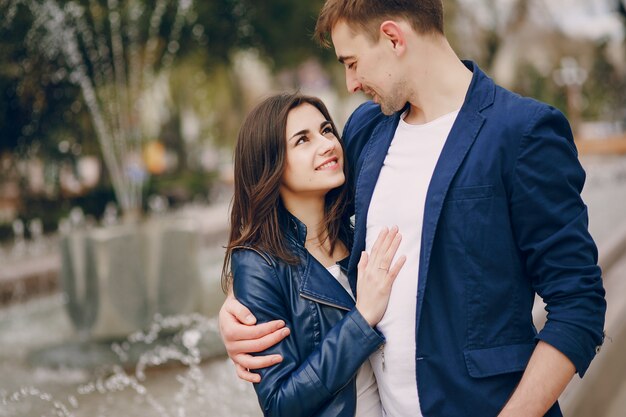 pareja en una ciudad