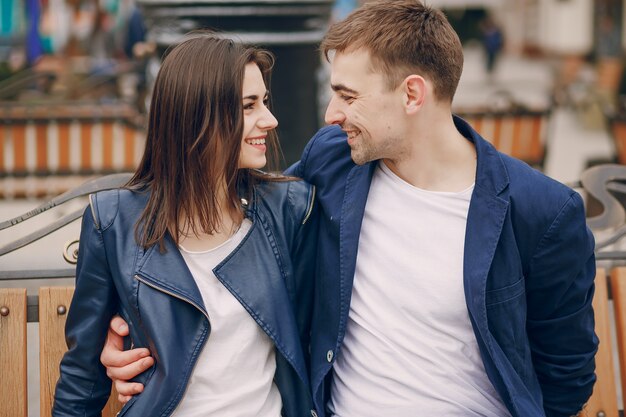 pareja en una ciudad