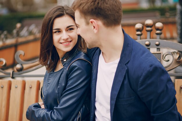 pareja en una ciudad