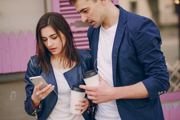 pareja en una ciudad