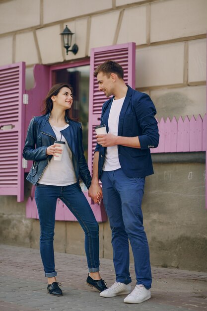 pareja en una ciudad