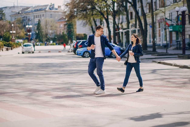 pareja en una ciudad