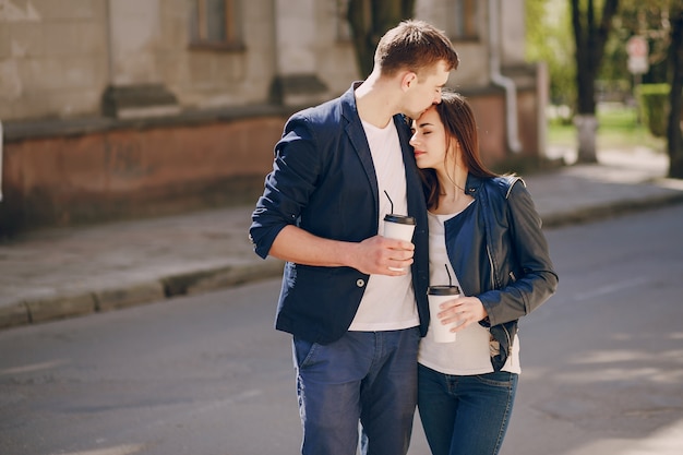 pareja en una ciudad