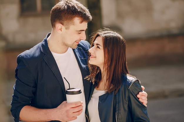 pareja en una ciudad