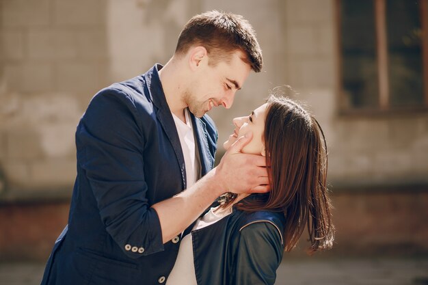 pareja en una ciudad