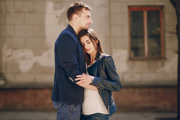 pareja en una ciudad