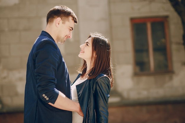 pareja en una ciudad